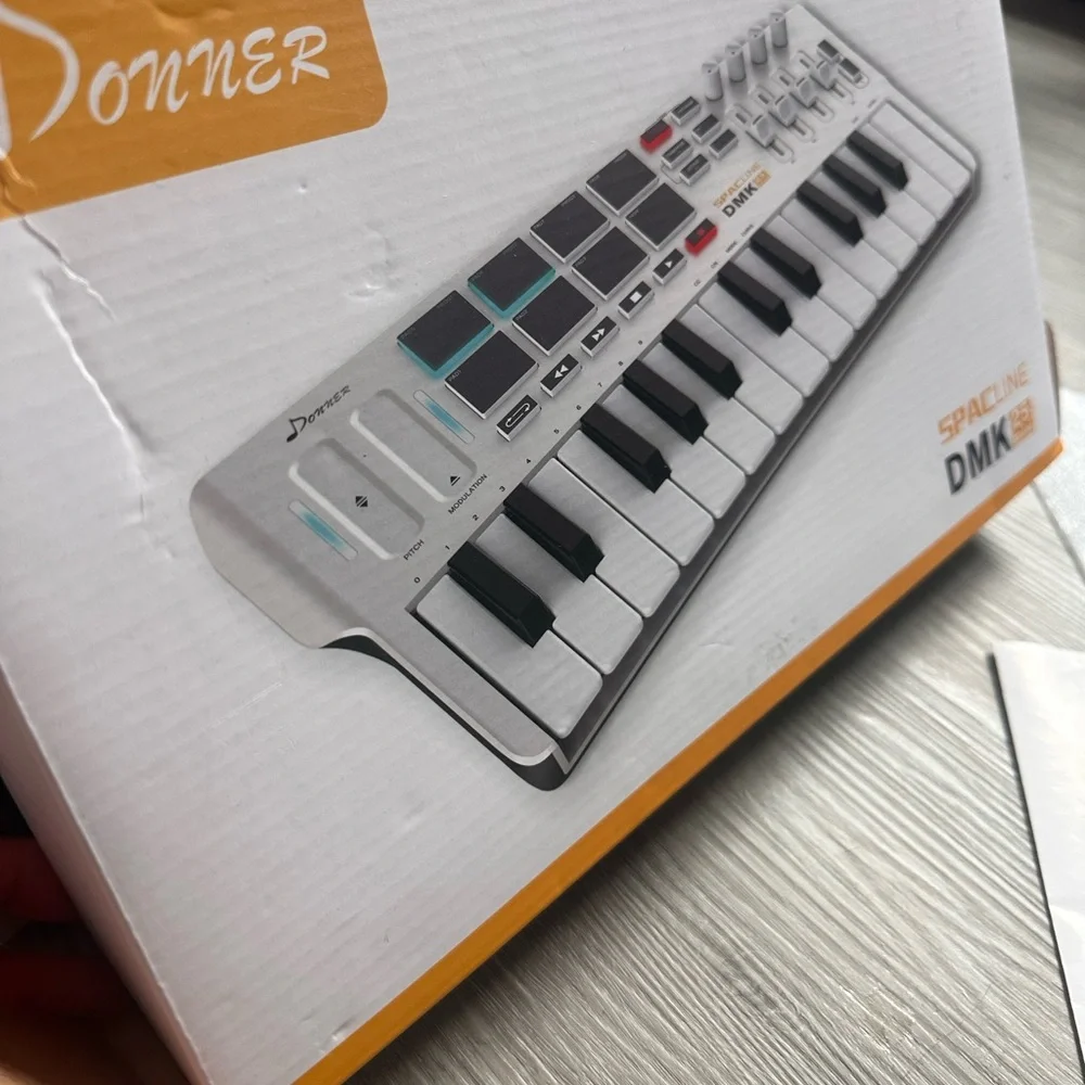DMK-25 White MIDI Keyboard Controller